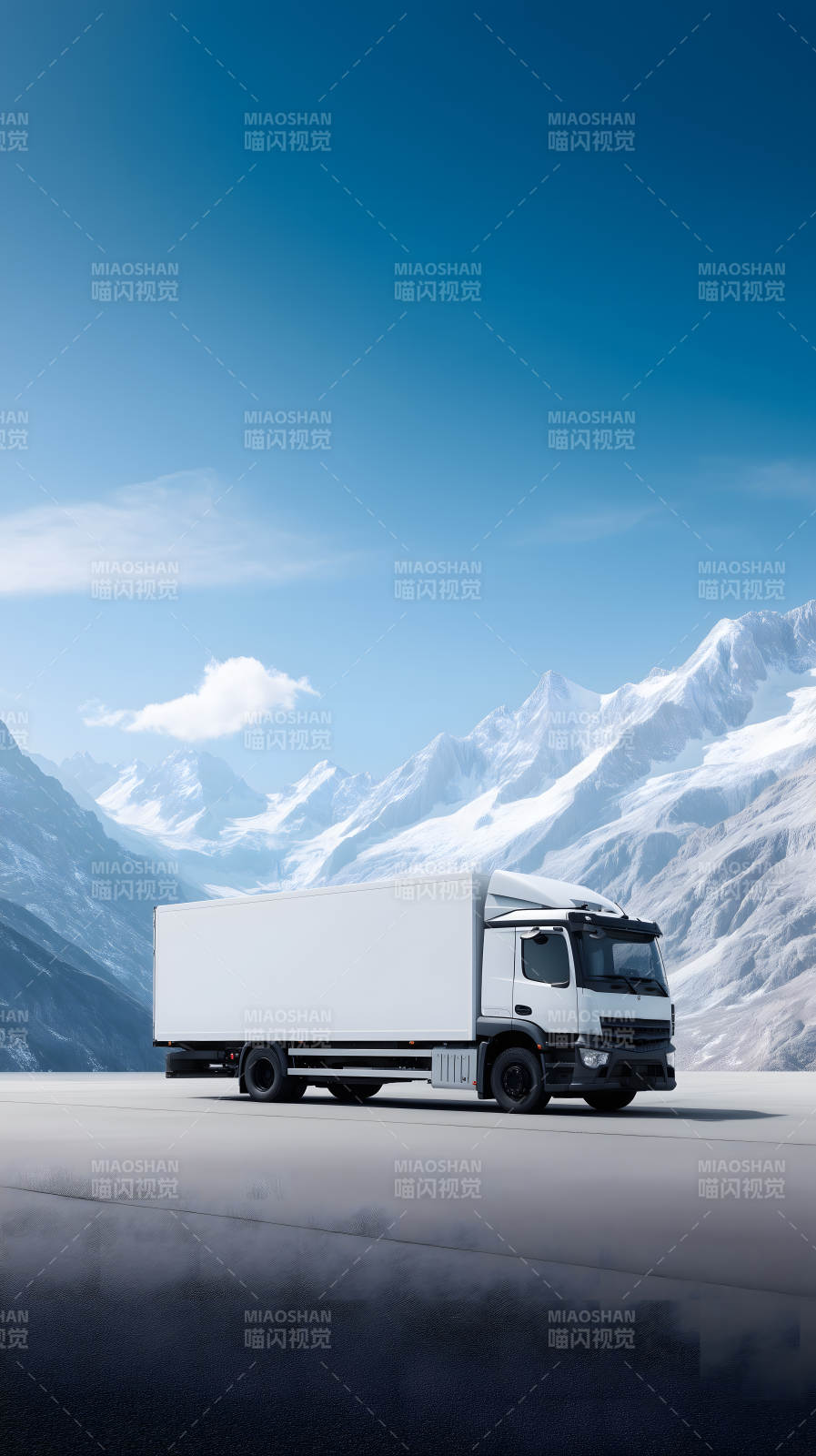 卡车在雪山下的公路图片