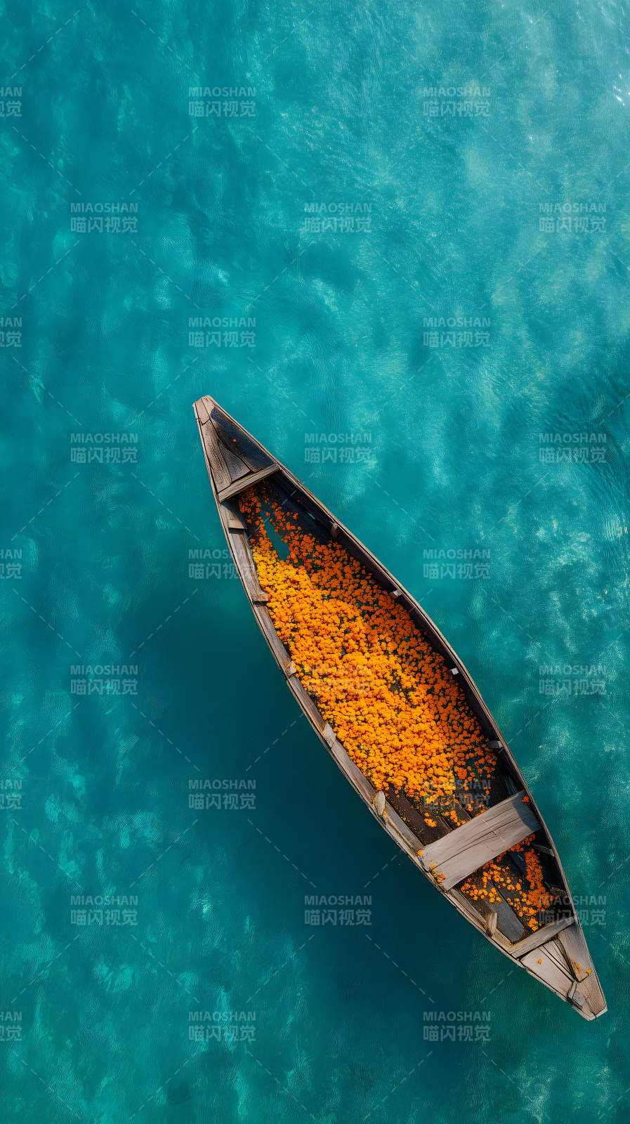 水面上的花船图片