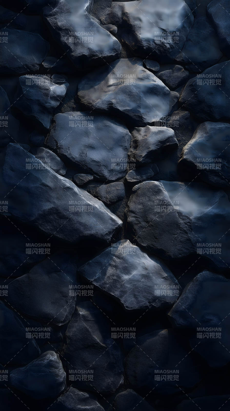 深邃幽暗的黑色礁石图片