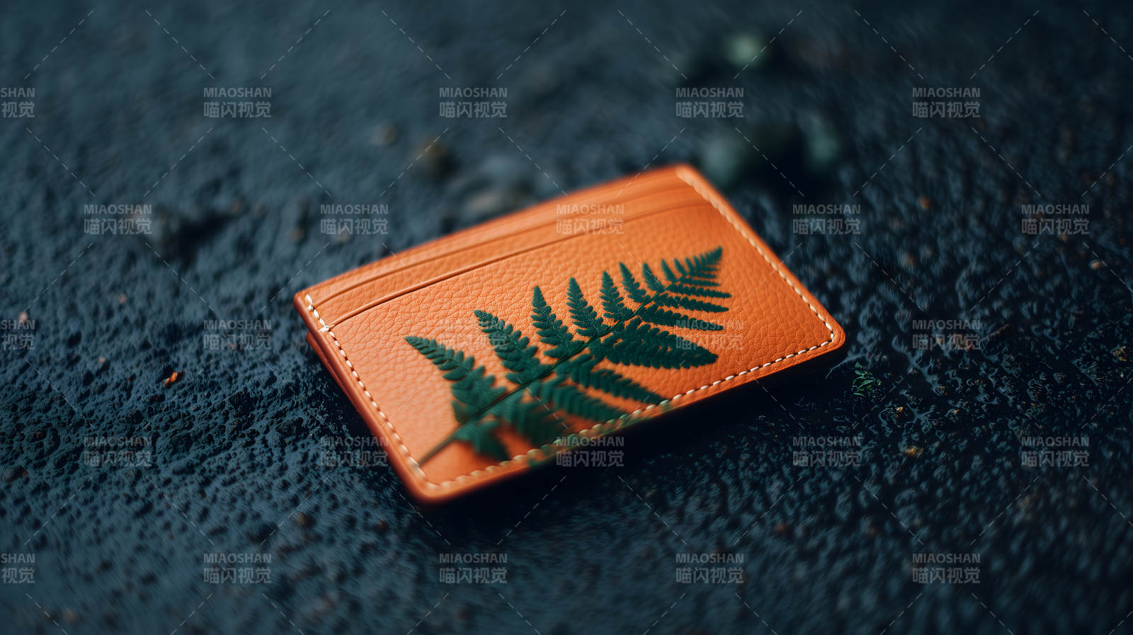 橙色皮革卡包与蕨叶图片