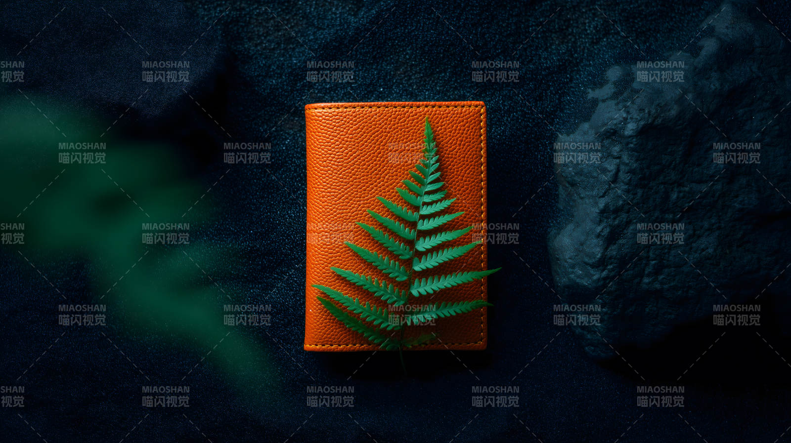 深色背景下的橙色皮革钱包图片