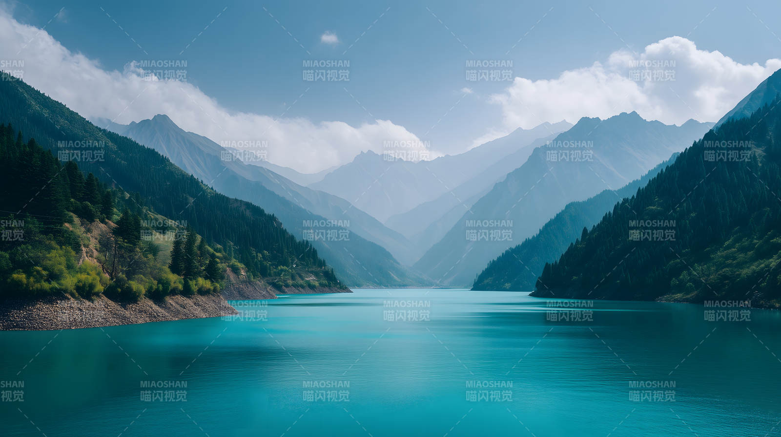 碧蓝湖泊与巍峨山峦图片