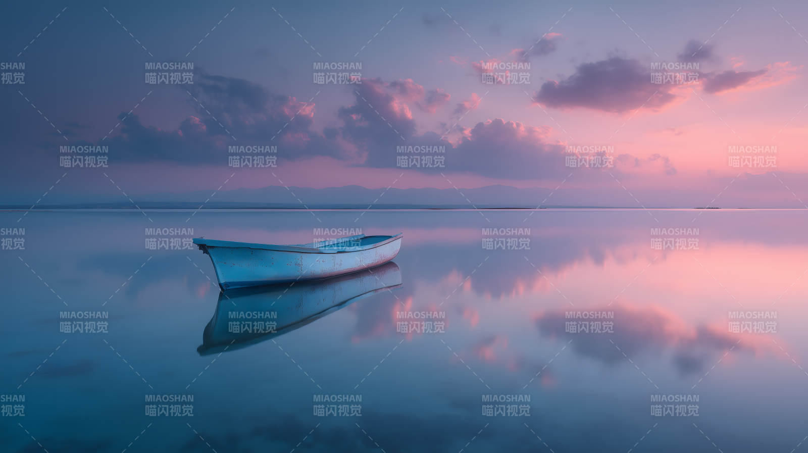 宁静祥和的湖边小舟图片