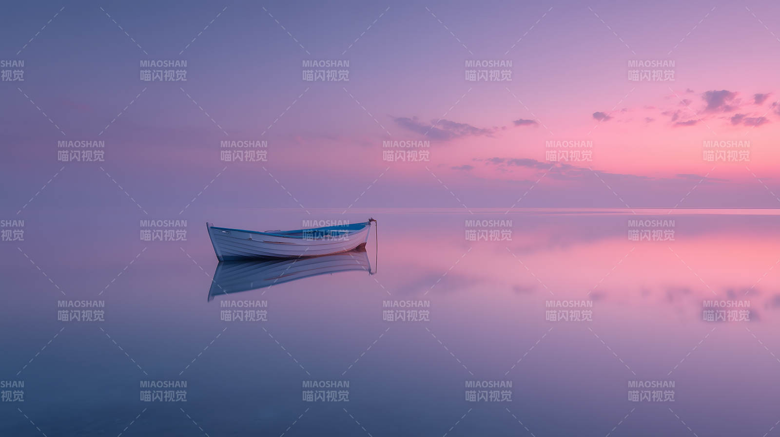 平静湖面上的小船图片