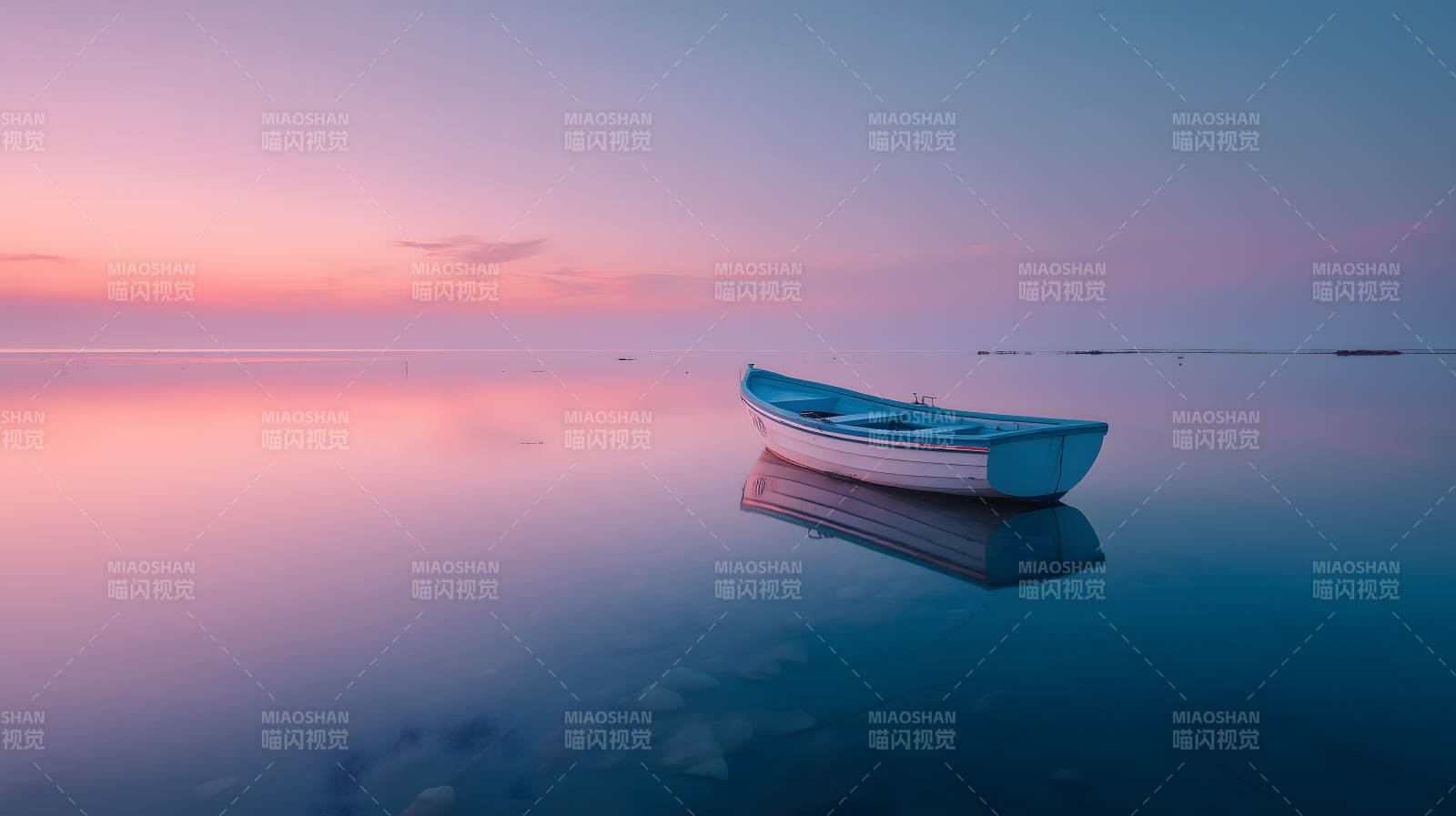 平静海面上的小船图片