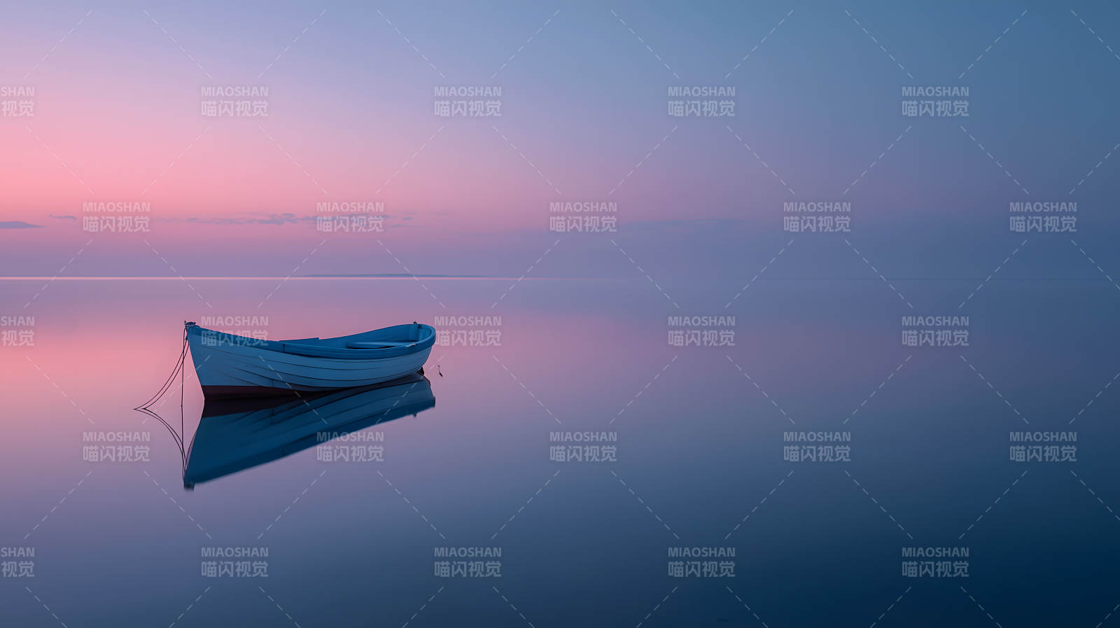 平静的日出与小船图片