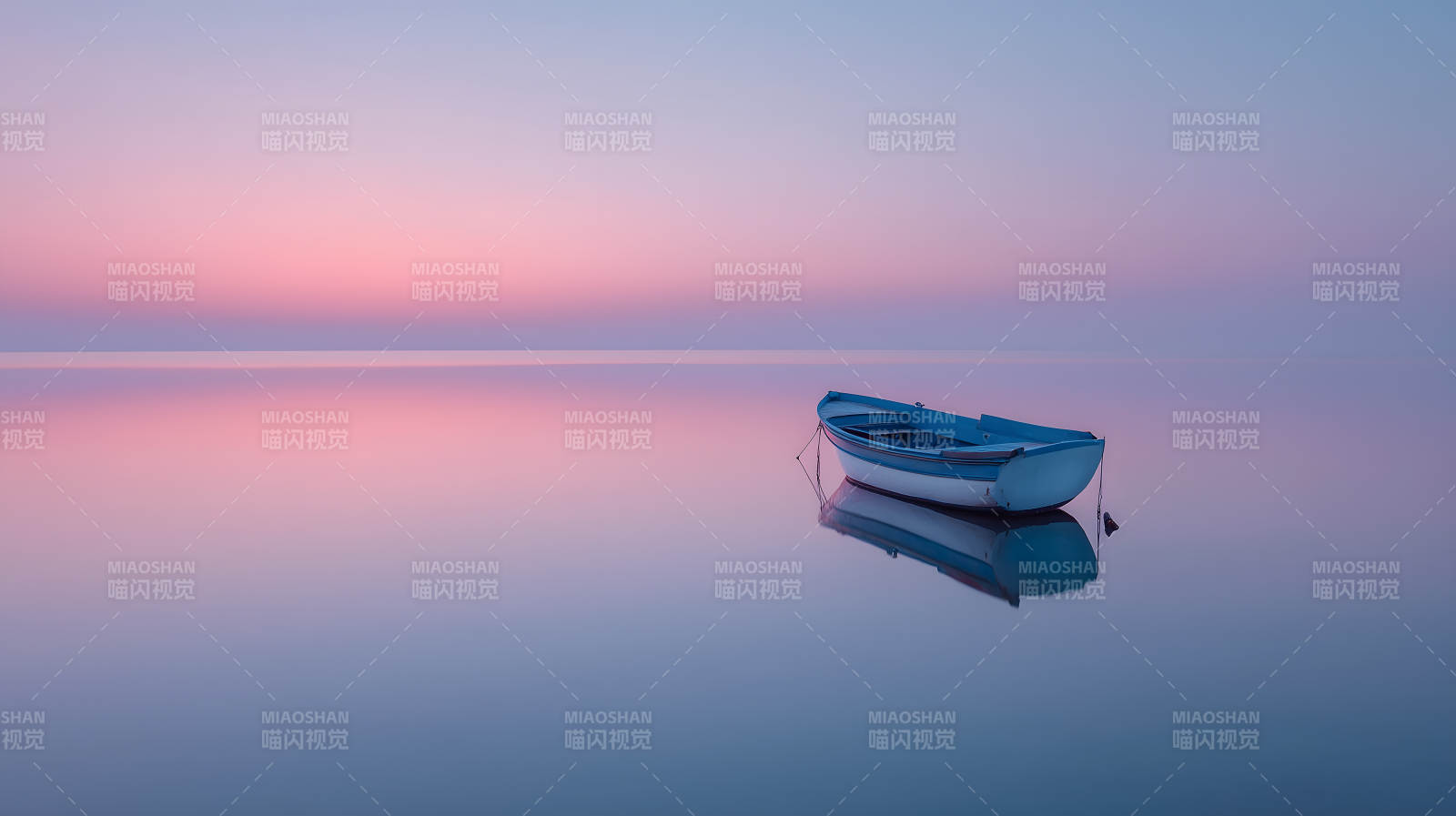 平静的清晨孤舟泛影图片