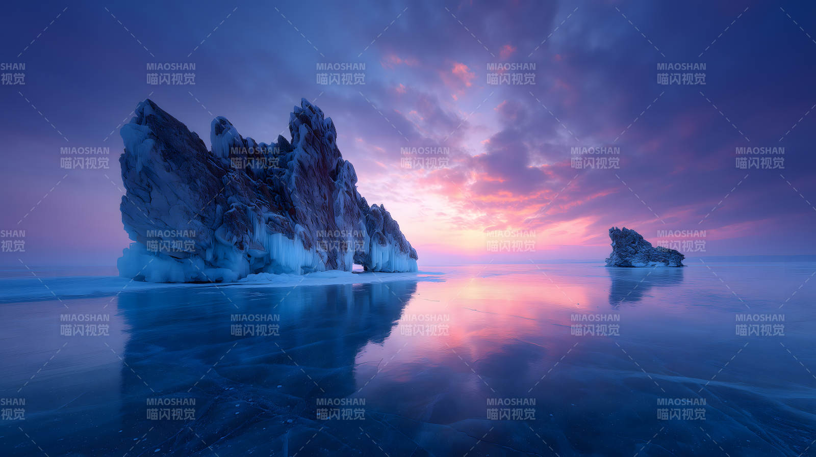 冰封湖面上的奇岩峭壁图片