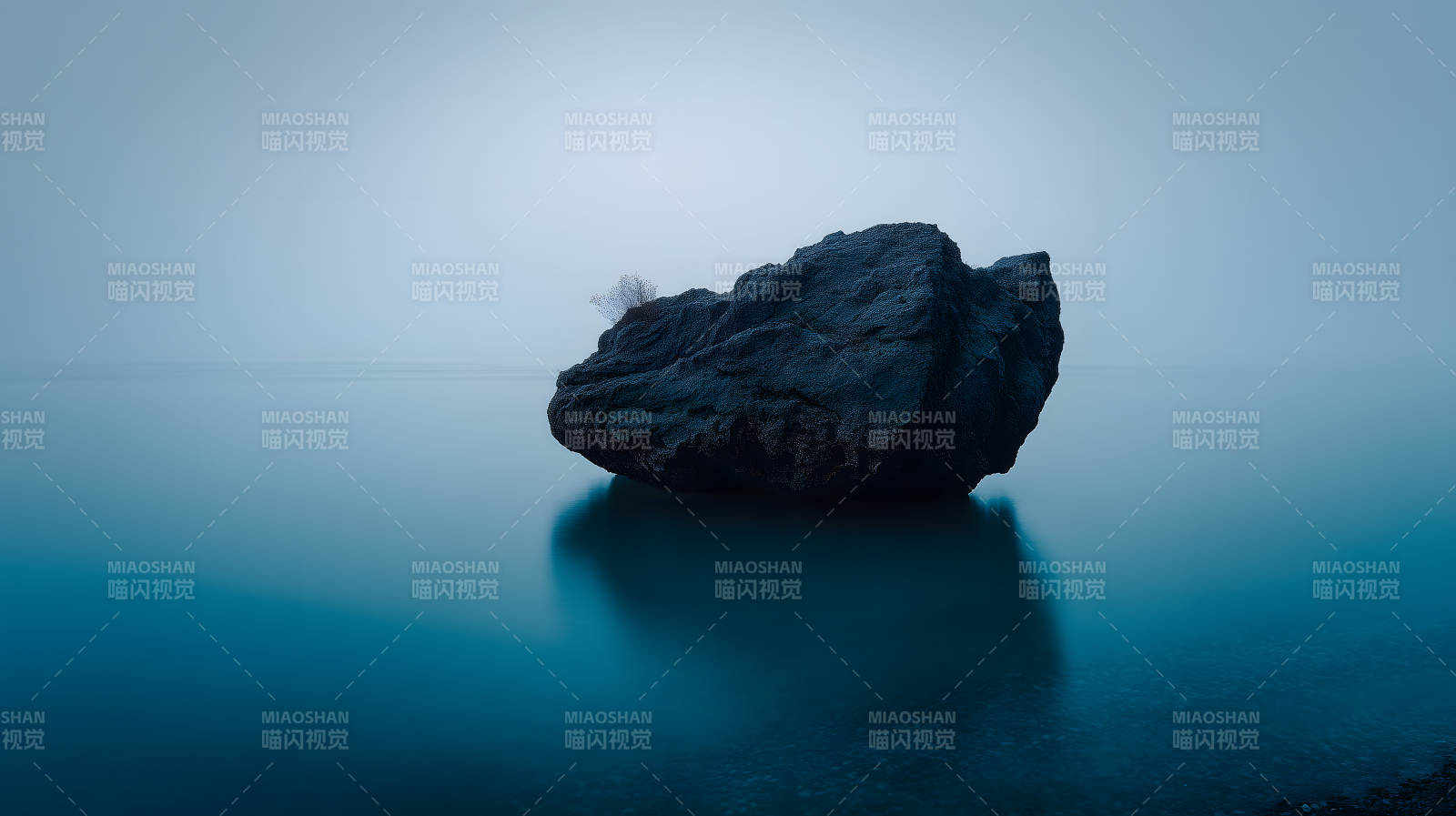 宁静海边礁石的倒影图片