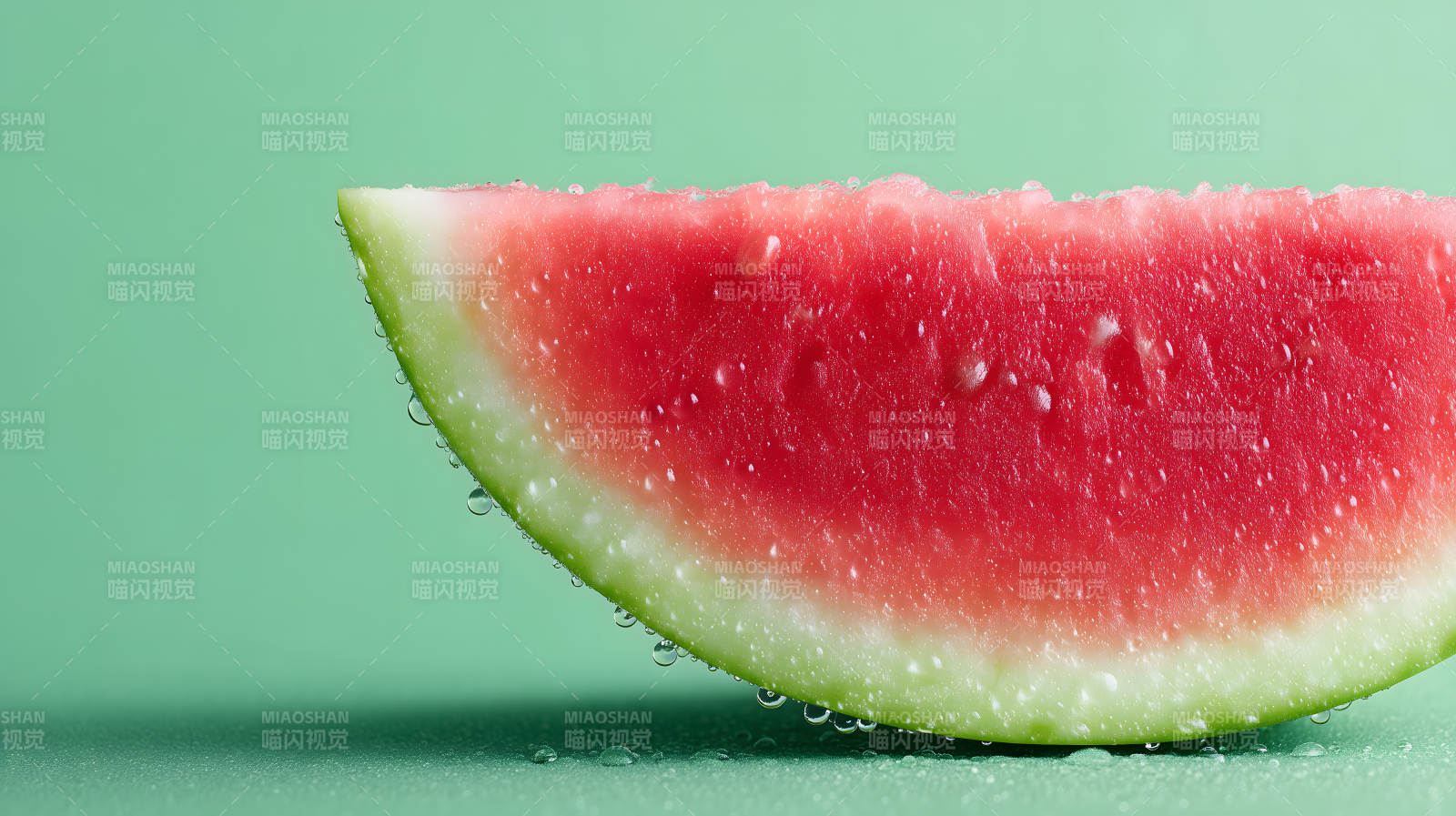 盛夏甜蜜西瓜切片特写图片