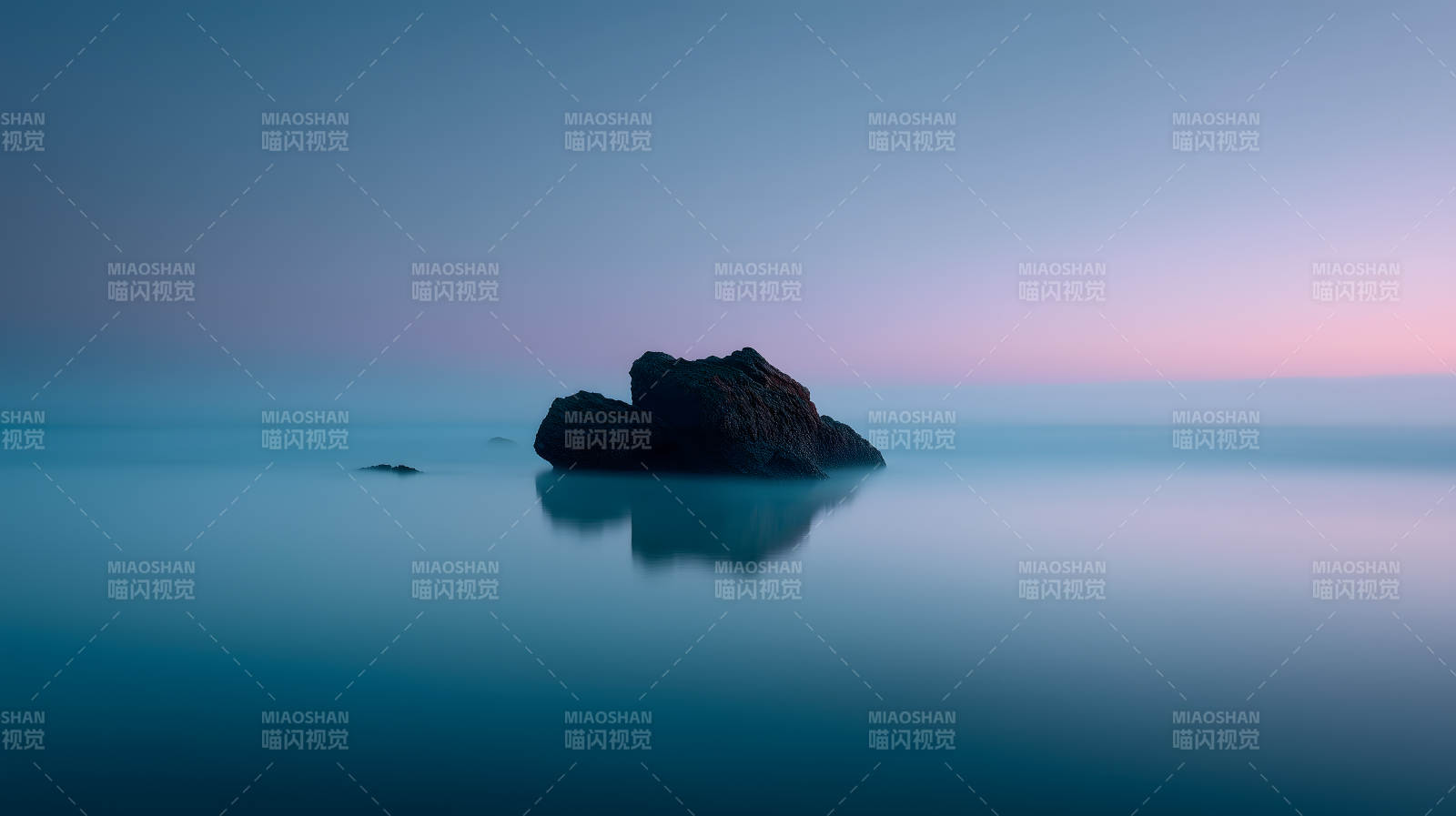 平静祥和的日落海滩图片