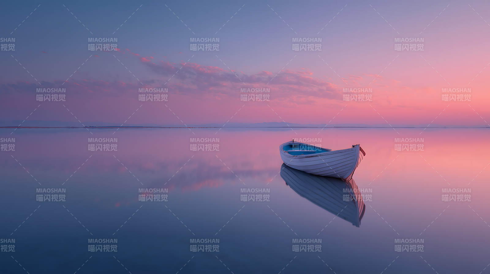 平静的日出与小船图片