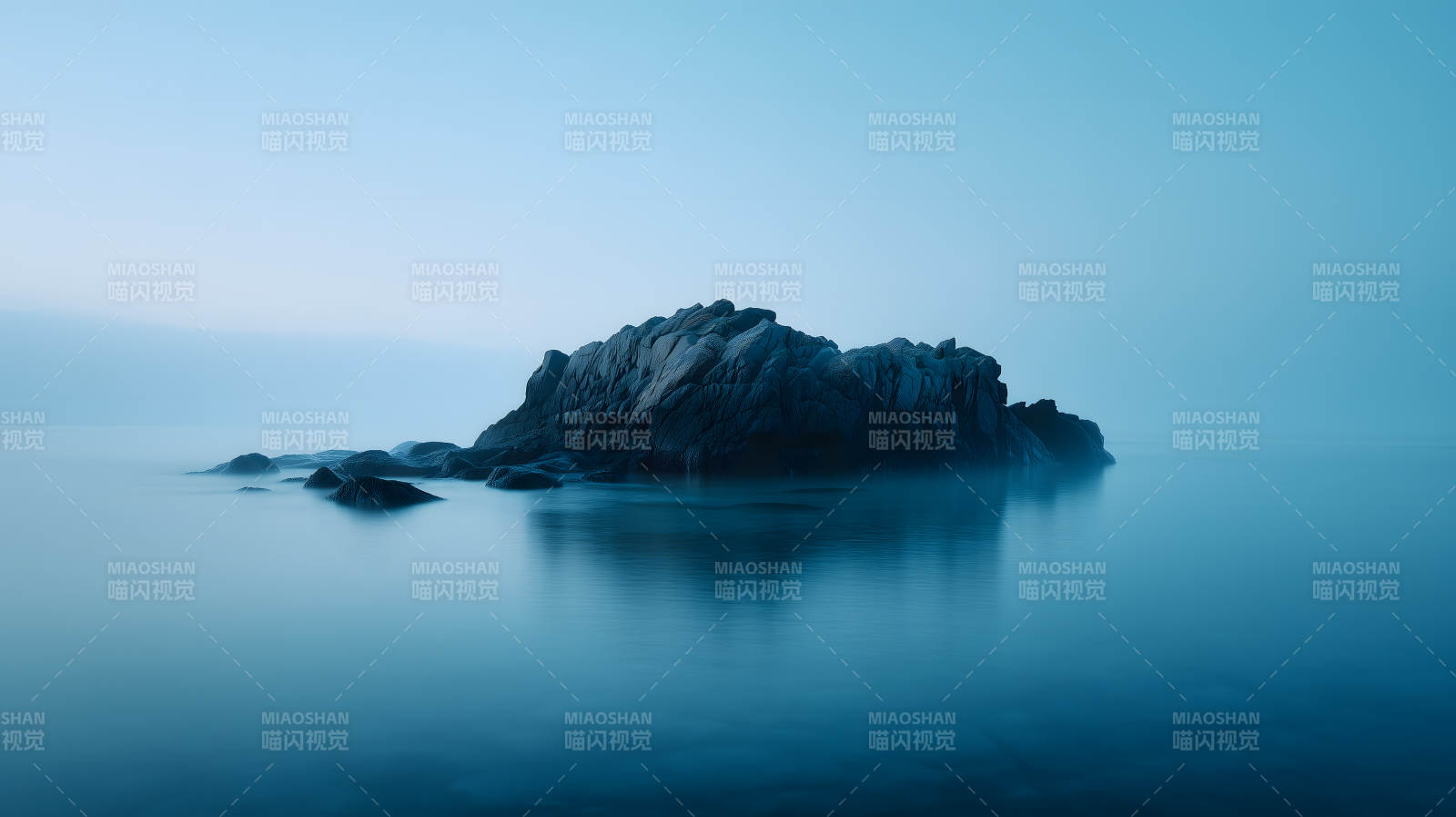 宁静的海边礁石图片