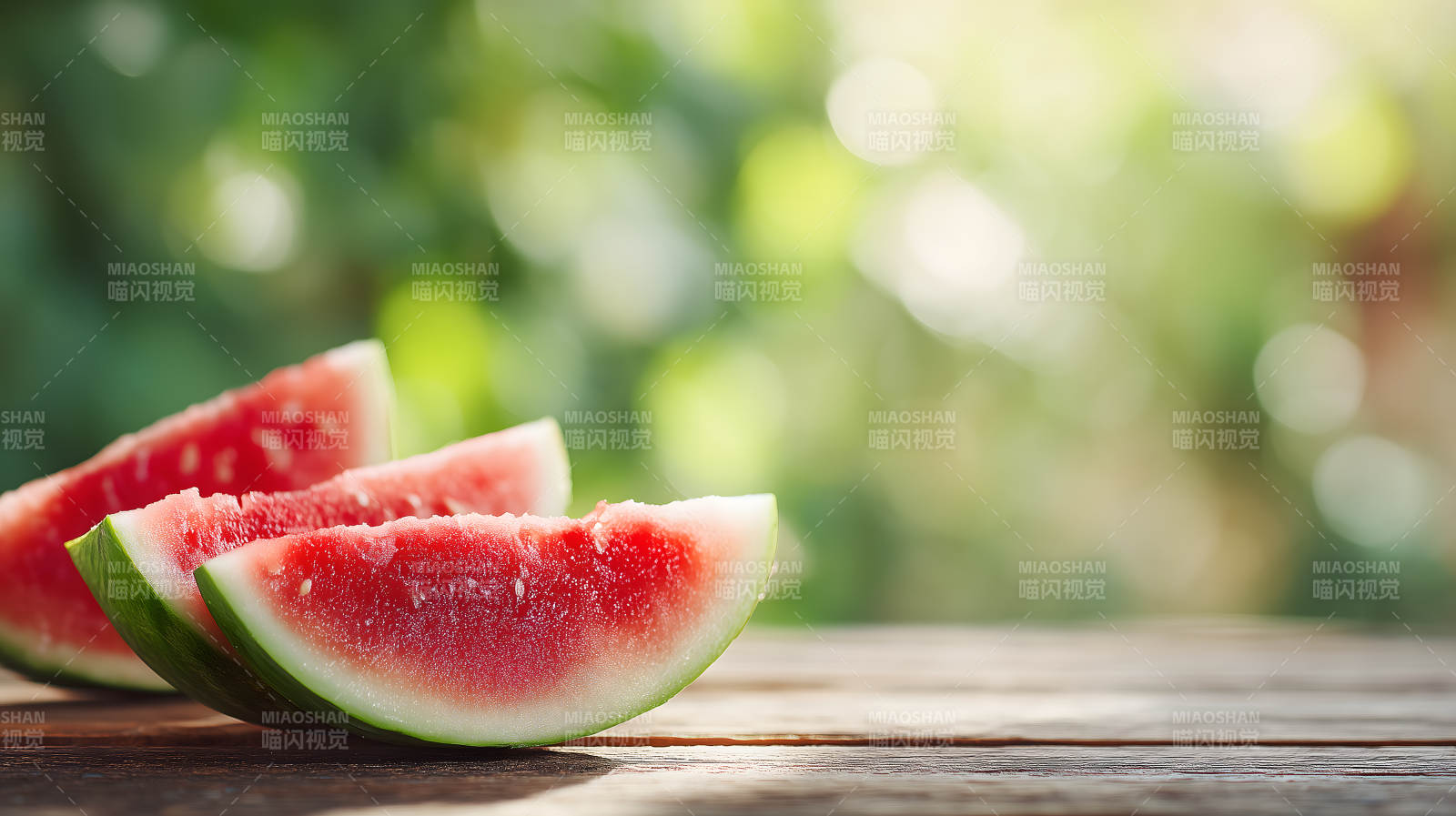 盛夏甜蜜的西瓜切片图片