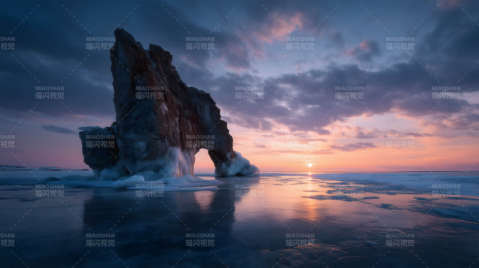 冰封湖面上的岩石拱门图片