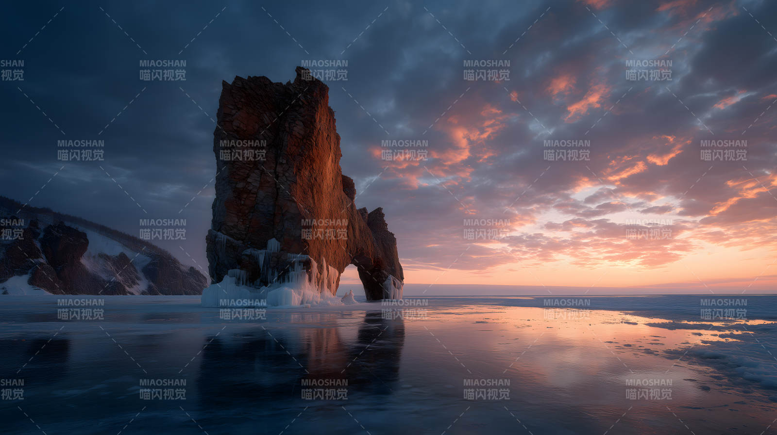 冰封海湾的日落奇观图片