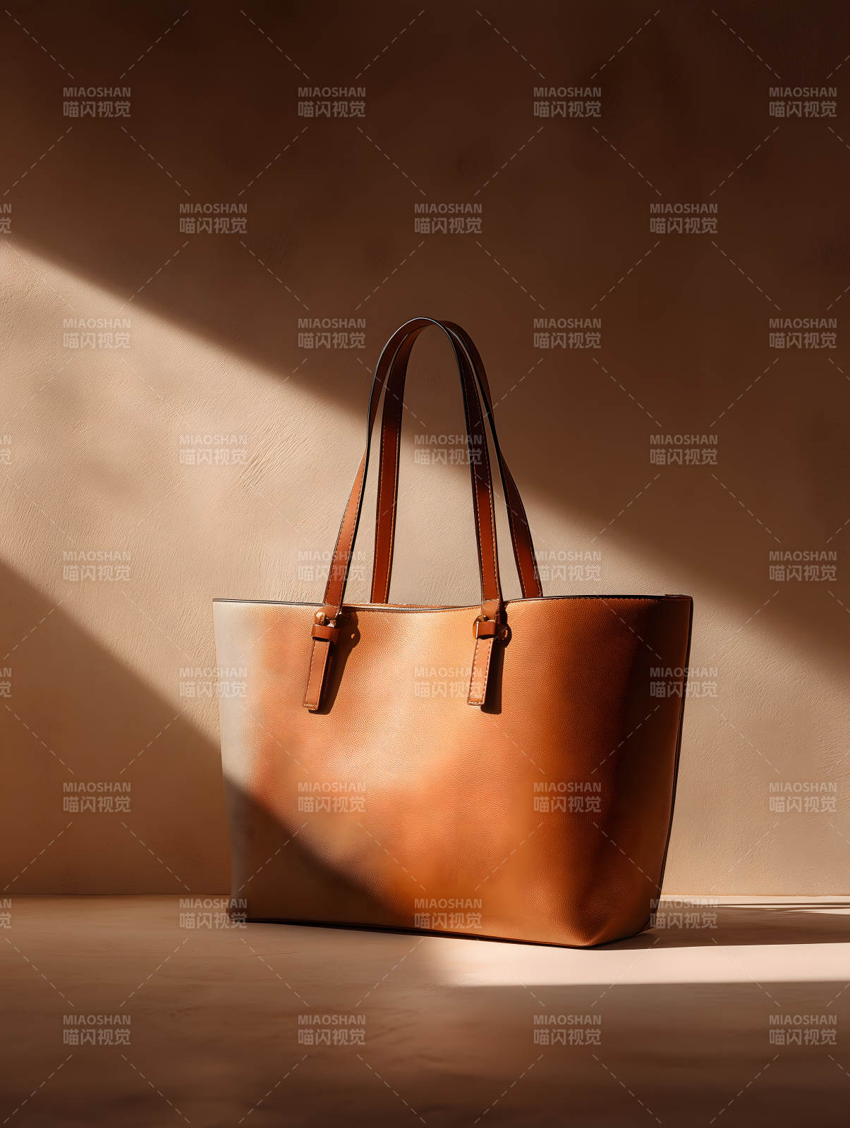 阳光洒落的棕色手提包图片