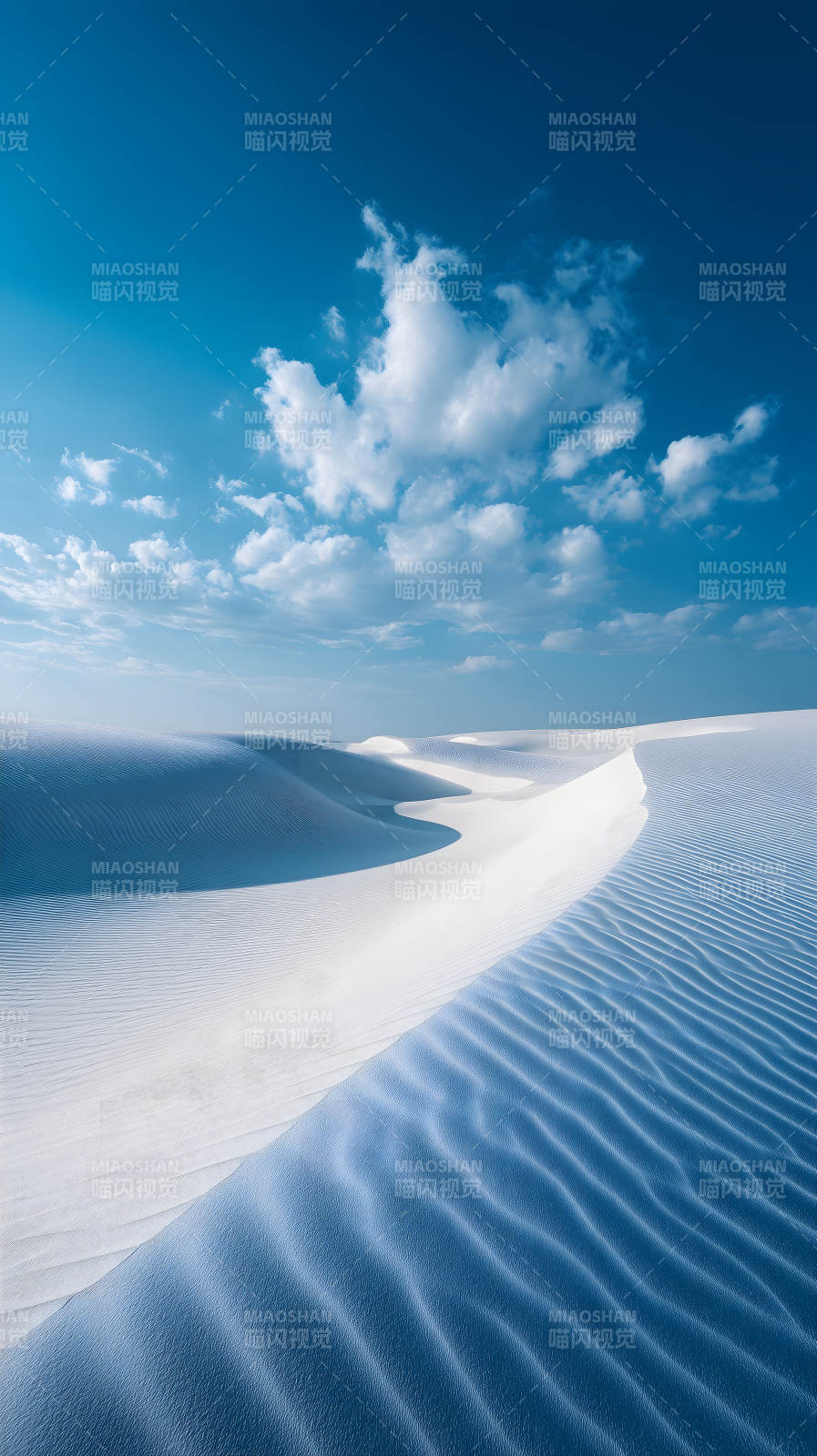蔚蓝天空下的白色沙丘图片