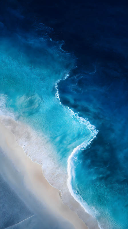 湛蓝海滩的宁静一隅图片