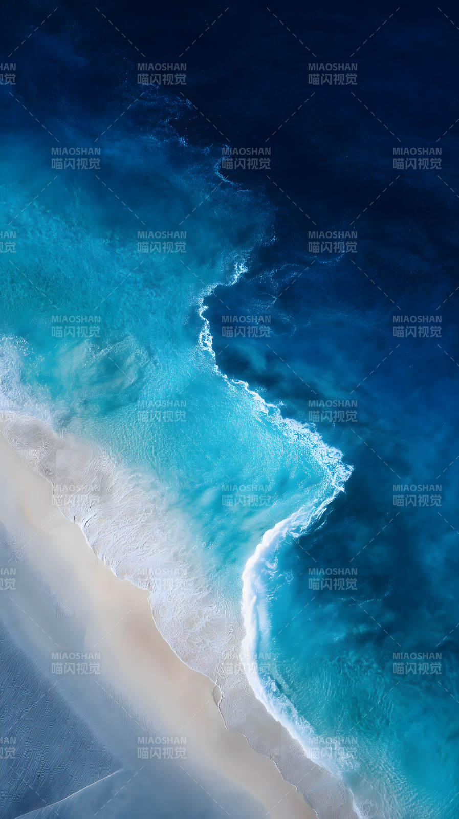 湛蓝海滩的宁静一隅图片