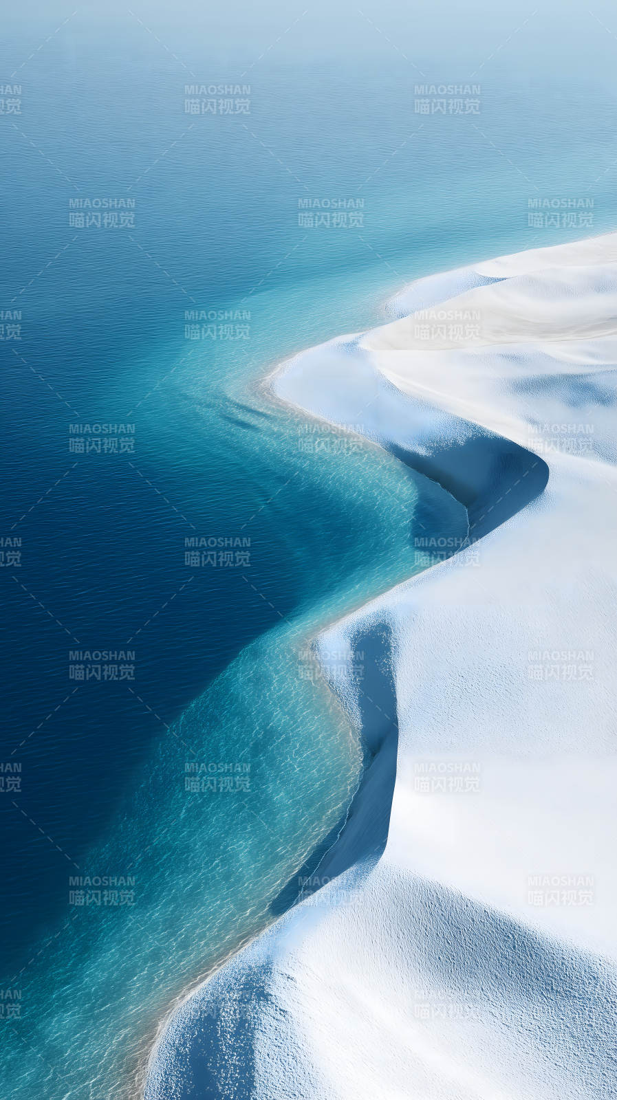 纯净沙滩与湛蓝海水的交汇图片