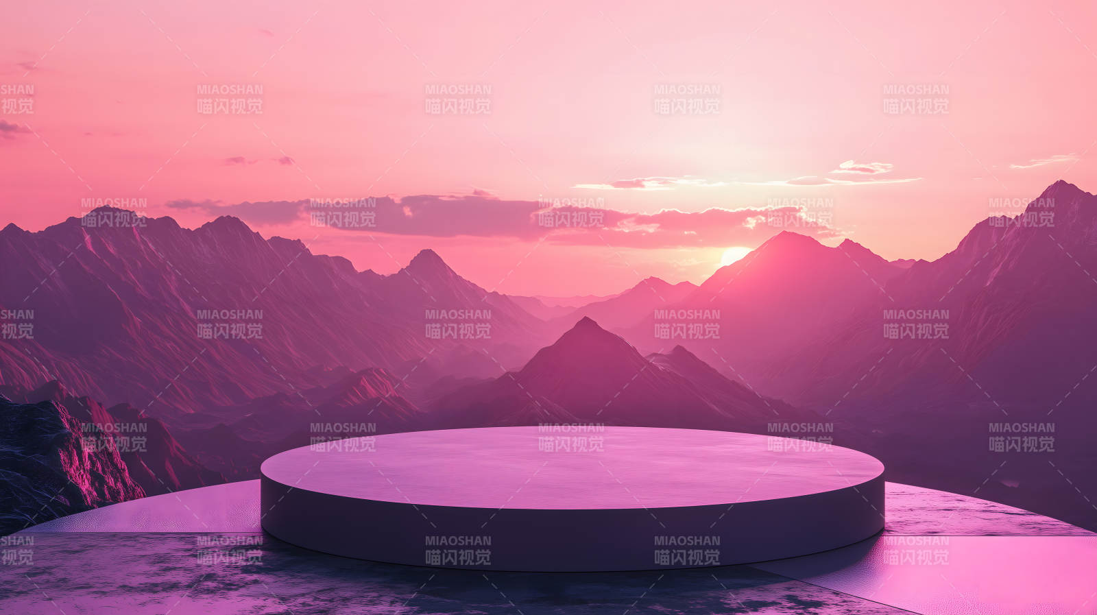 日落山峰上的圆形展示台图片