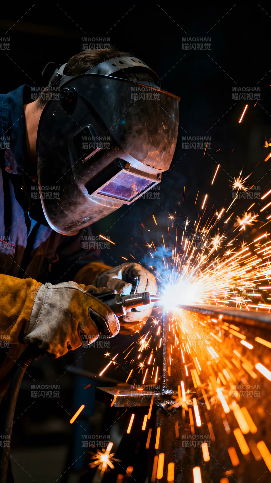 焊接工人工作场景火花四溅图片
