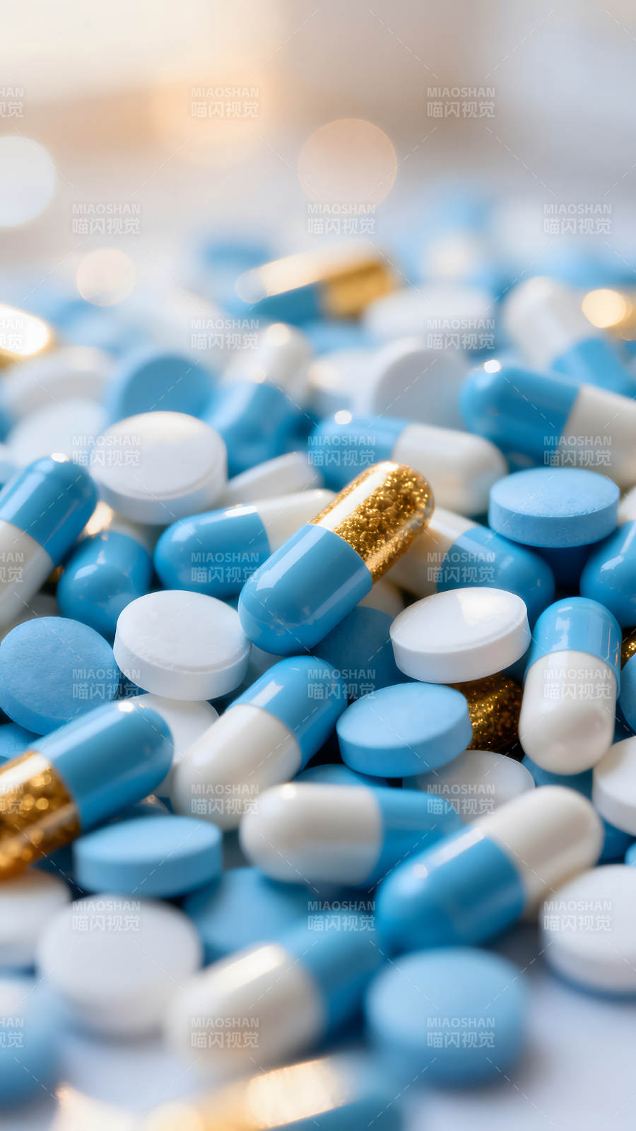 药物堆积特写呈现色彩对比图片
