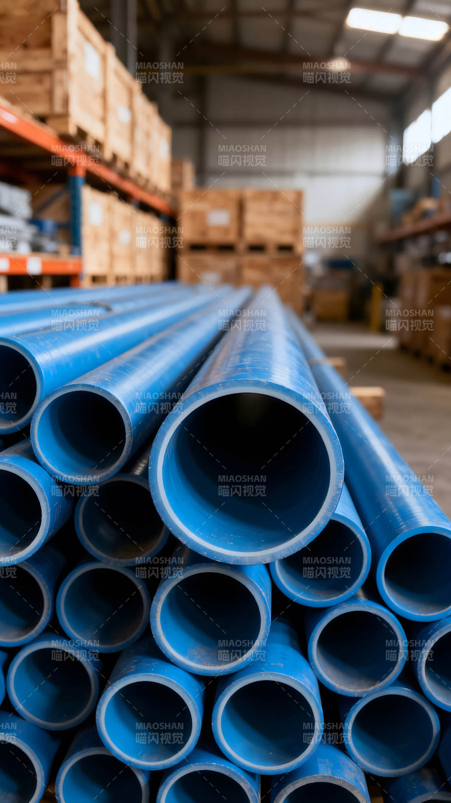 仓库里的蓝色管道特写图片