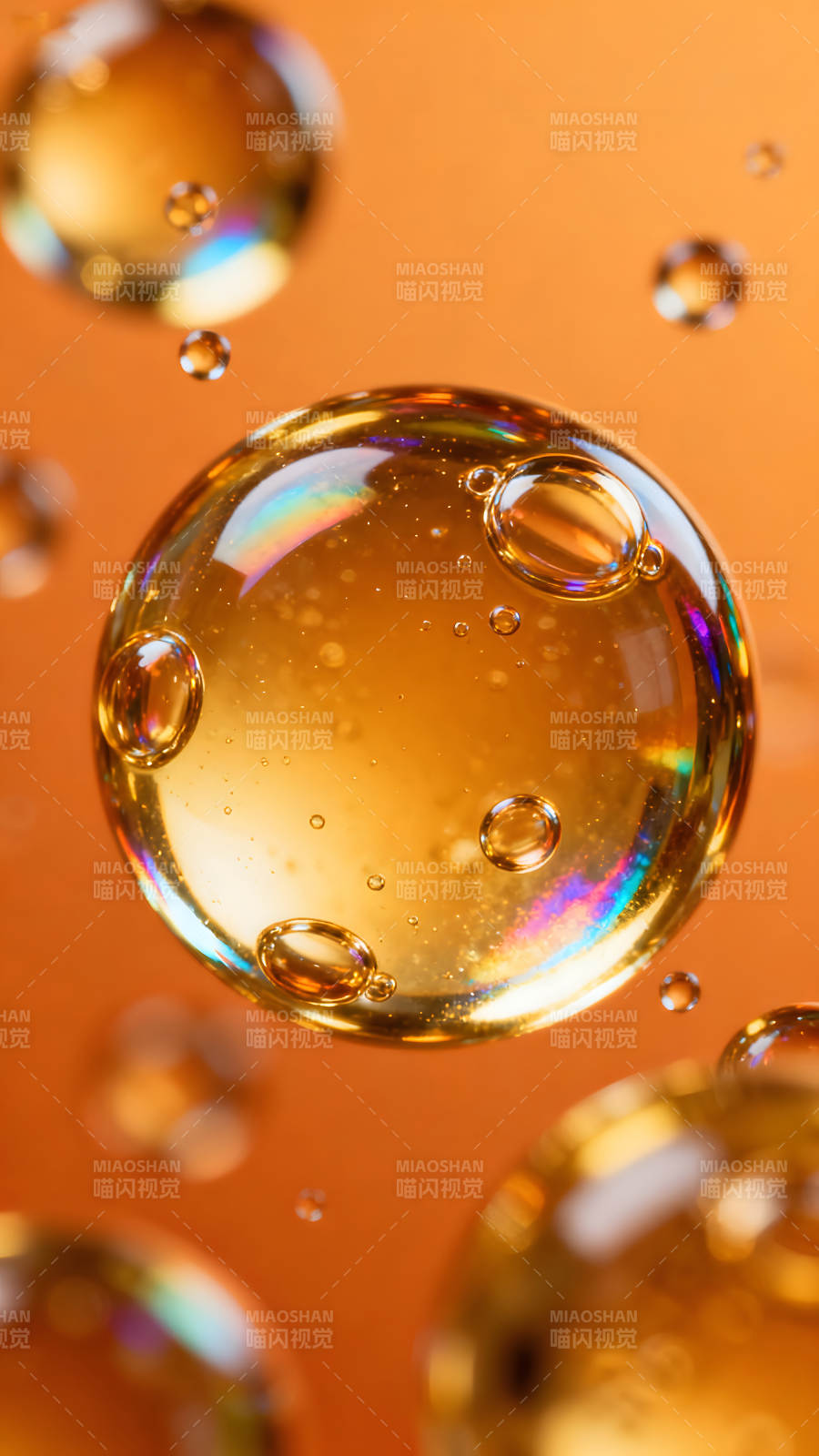 油滴中的泡泡特写镜头图片