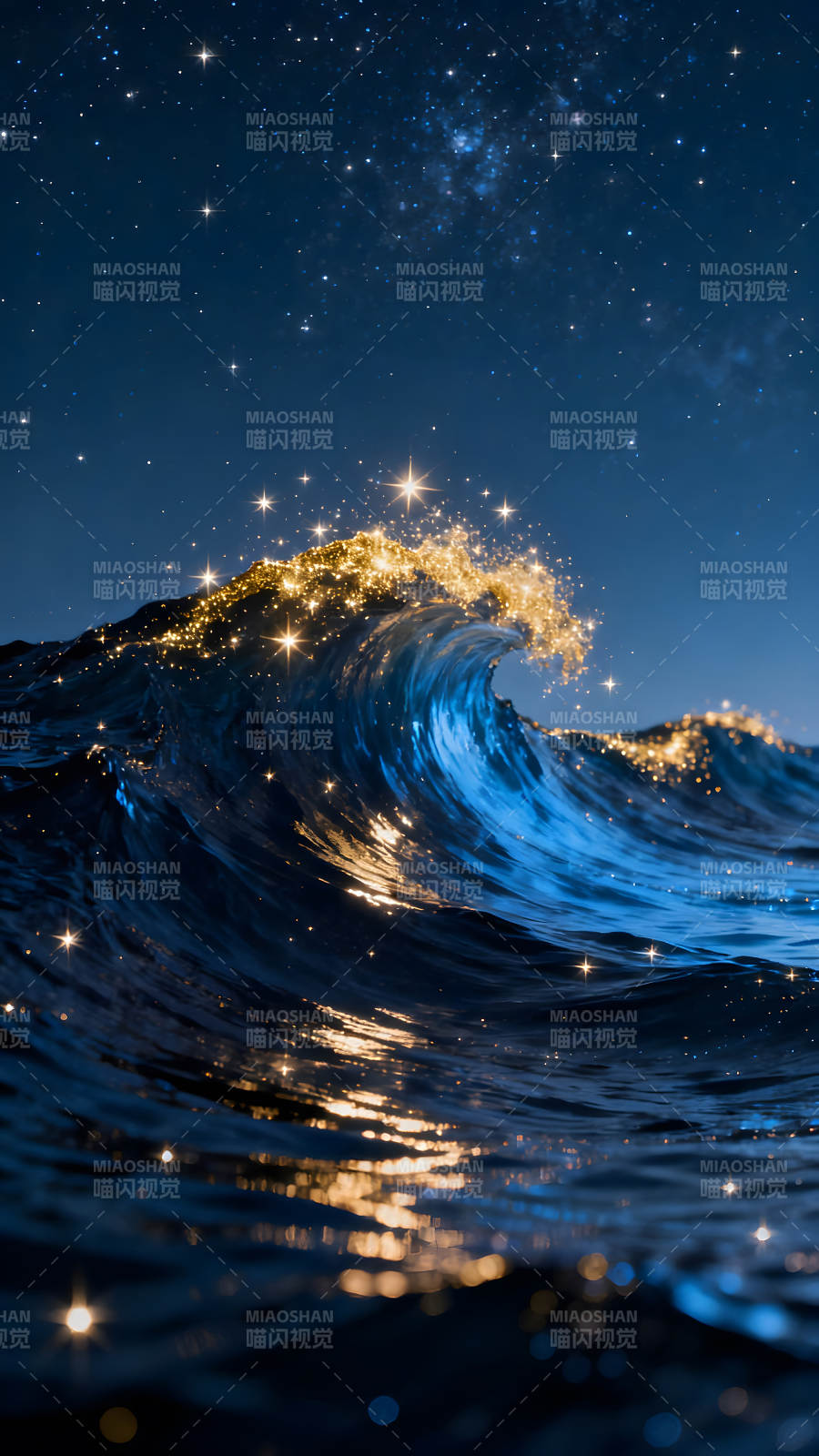 夜空中波涛汹涌的海浪闪耀着星光图片