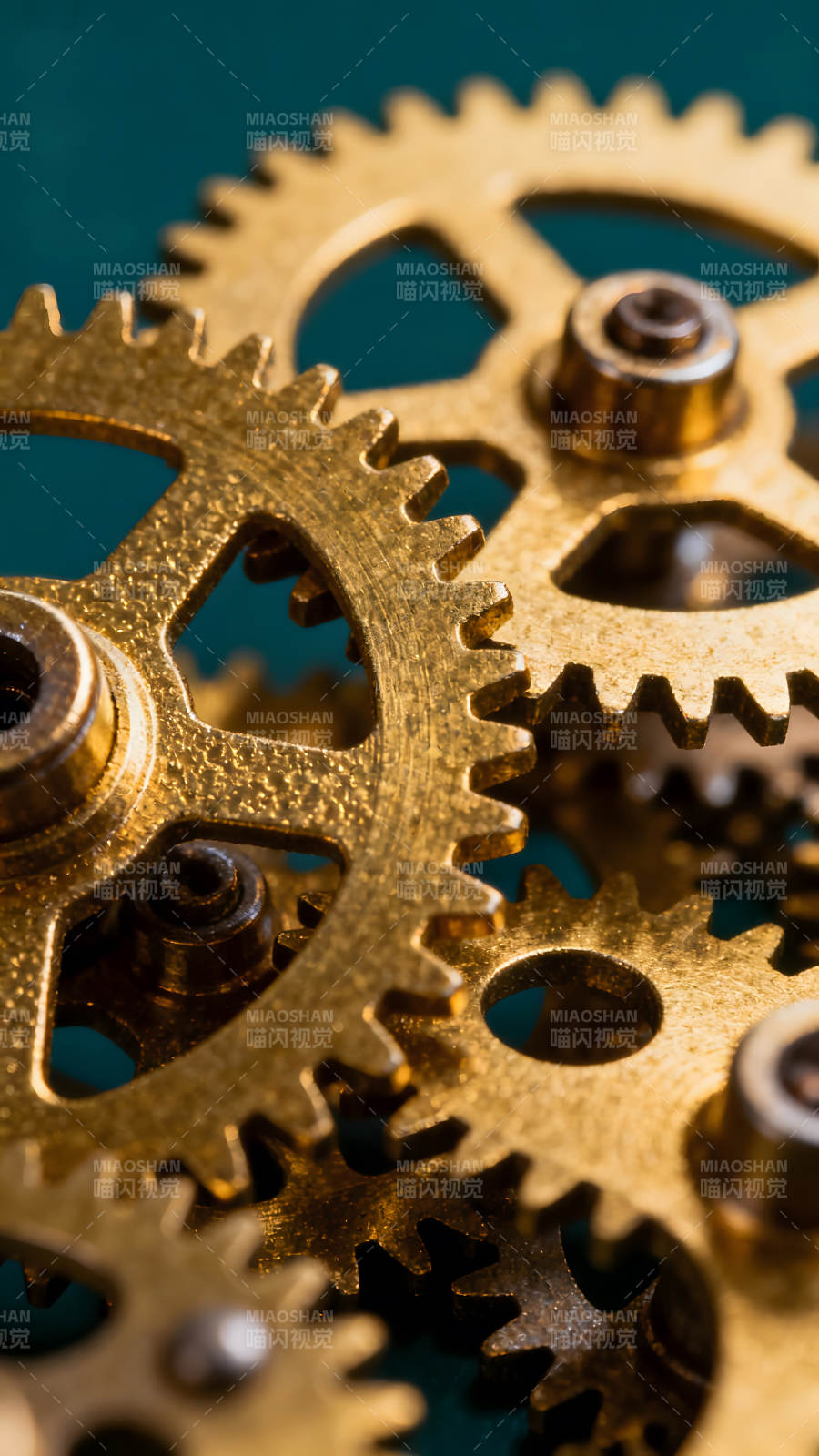 精美齿轮特写金色质感图片