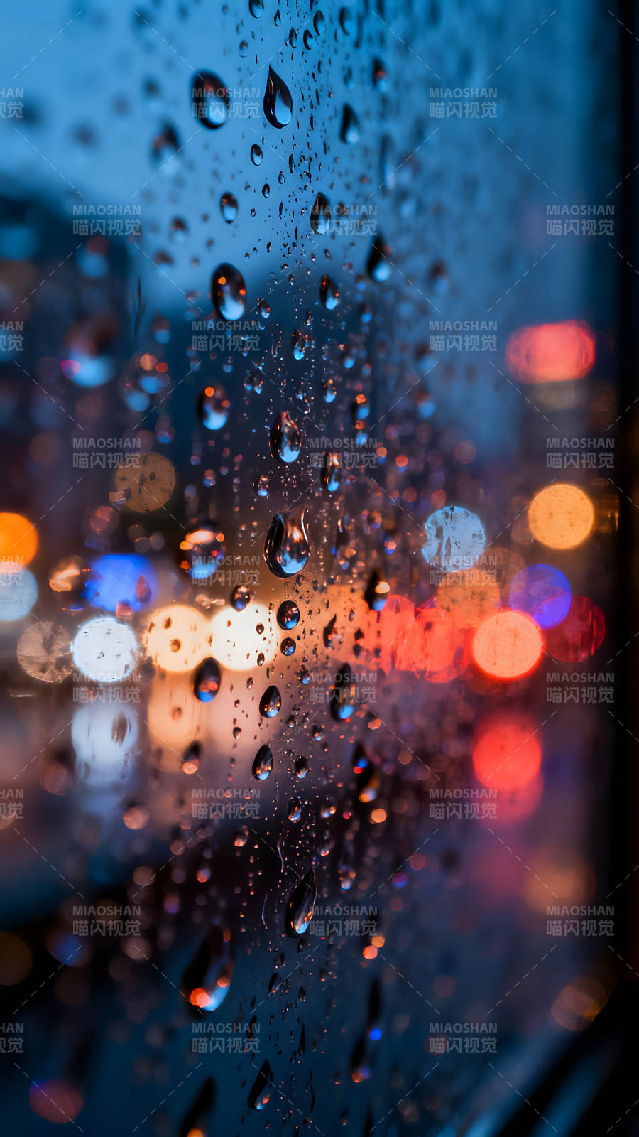 雨滴映衬城市灯光朦胧美景图片