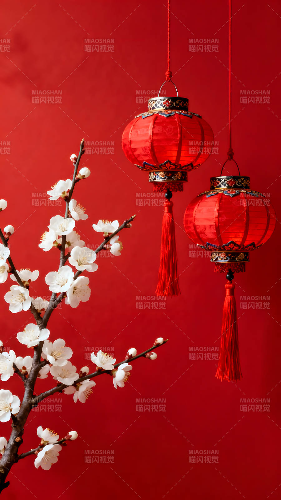 喜庆氛围灯笼与梅花绽放图片