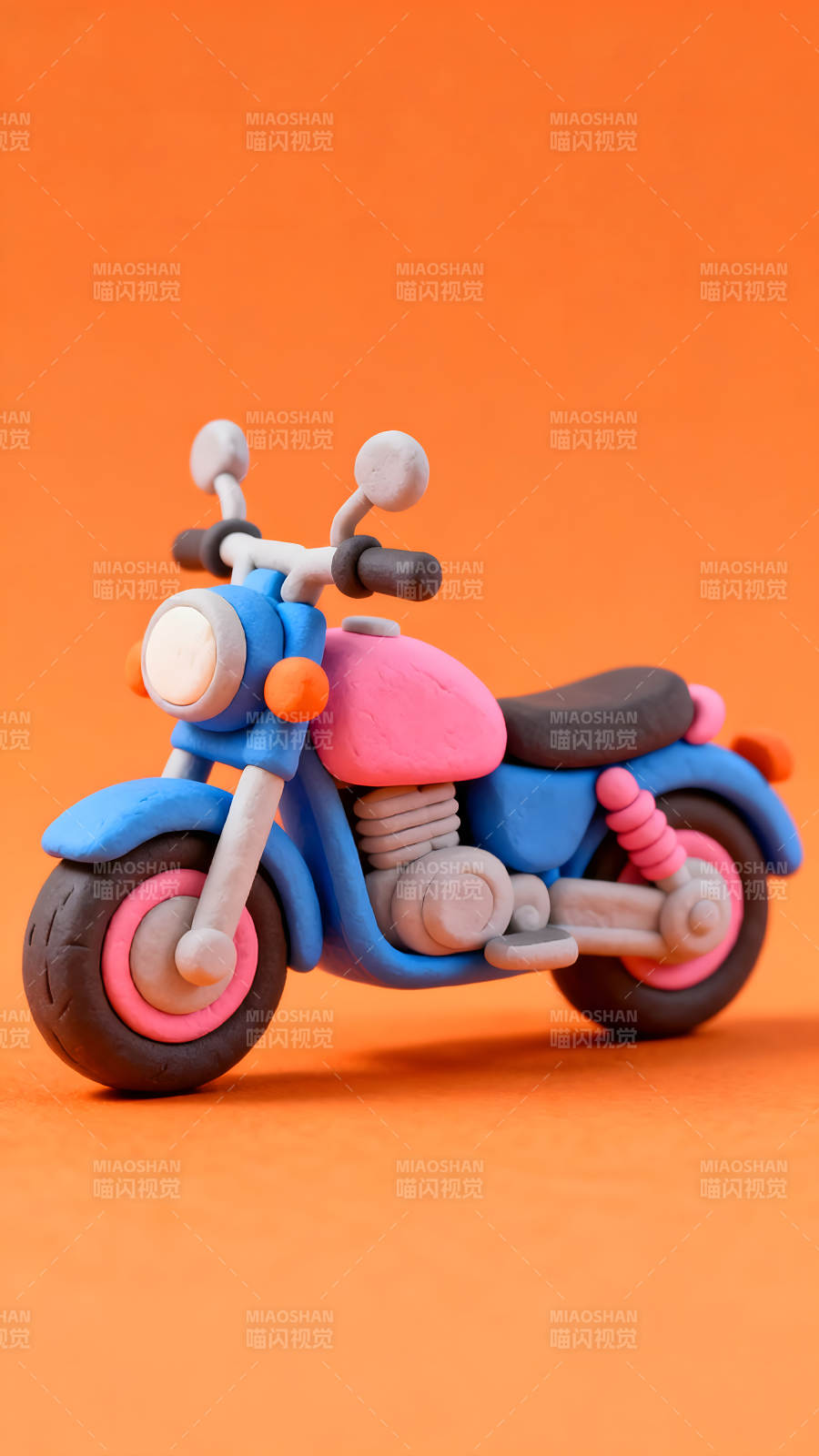 黏土摩托车展示于橘色背景上图片