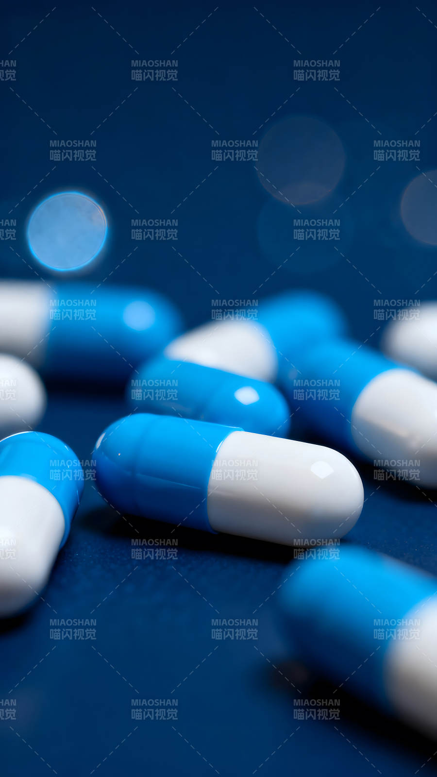 蓝色胶囊药丸特写图片
