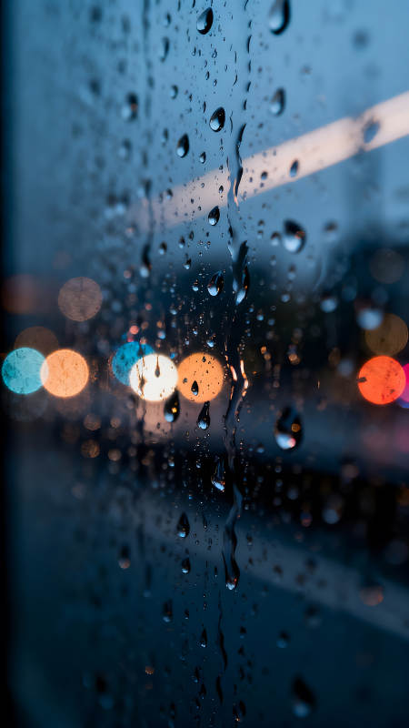 雨滴映衬城市灯光夜晚景象图片