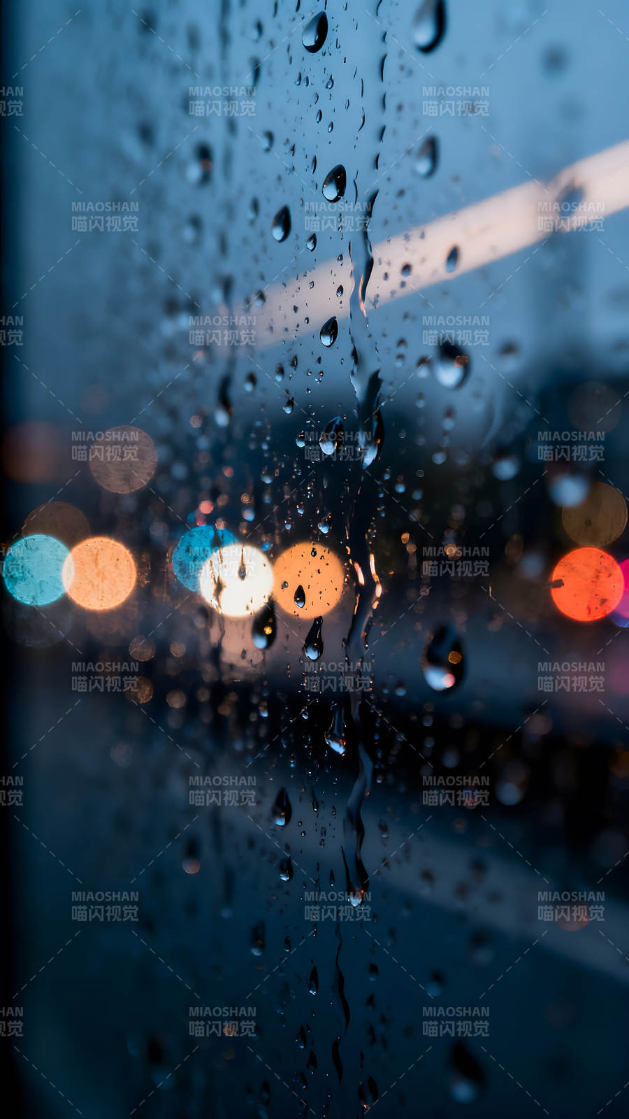 雨滴映衬城市灯光夜晚景象图片