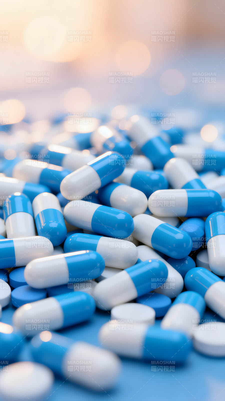 蓝色白色药丸特写堆积在蓝色背景上图片