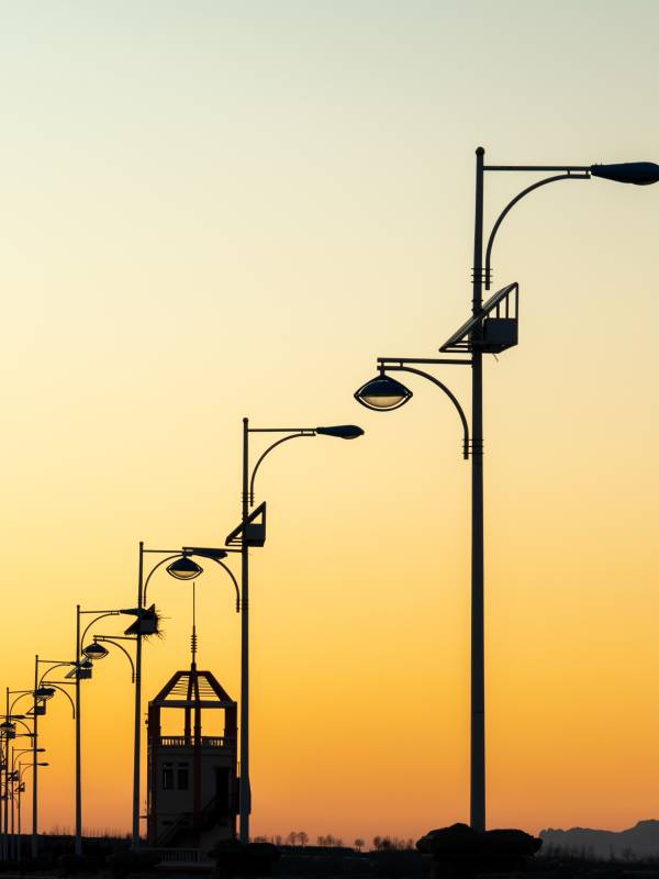 黄昏街灯剪影图片