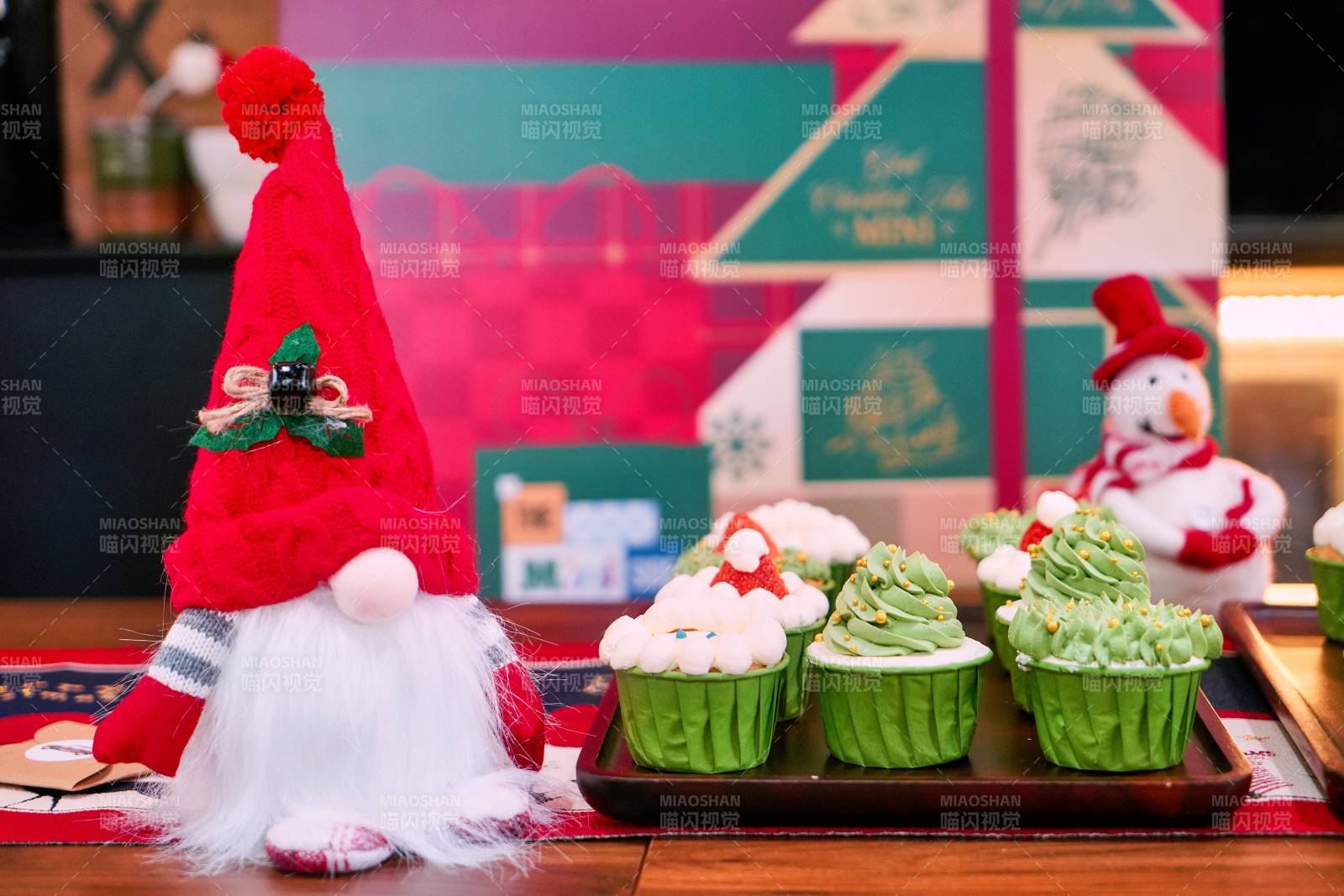 圣诞甜点与小精灵图片