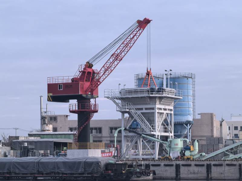 吴淞江港口起重机作业图片