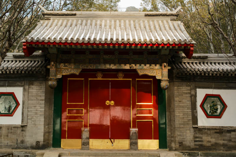 颐和园古色古香的庙门图片