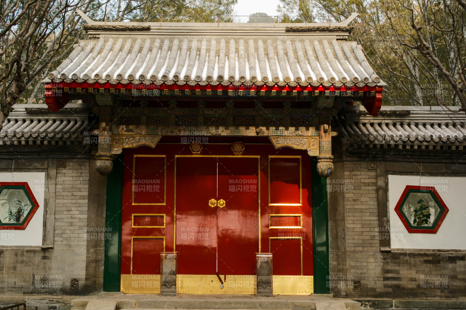 颐和园古色古香的庙门图片