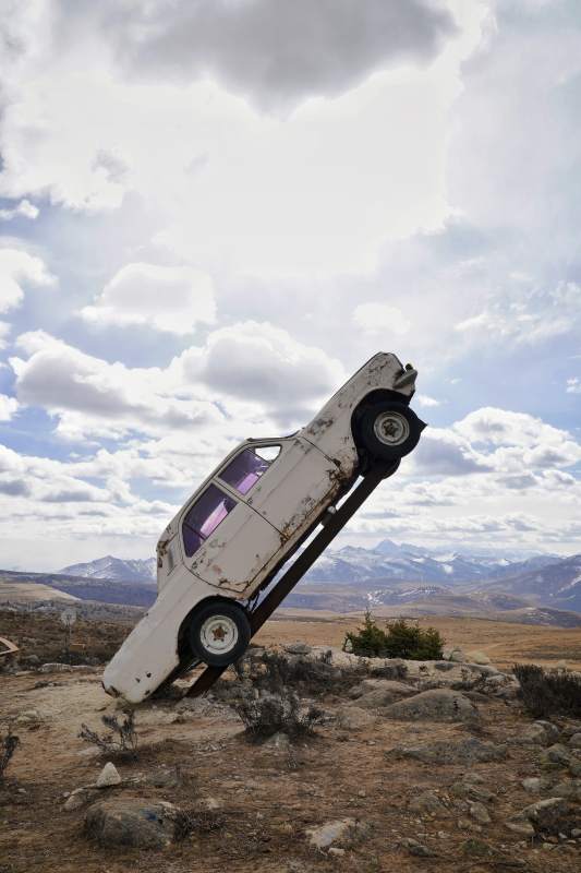 斯丁措倾斜的废弃汽车图片