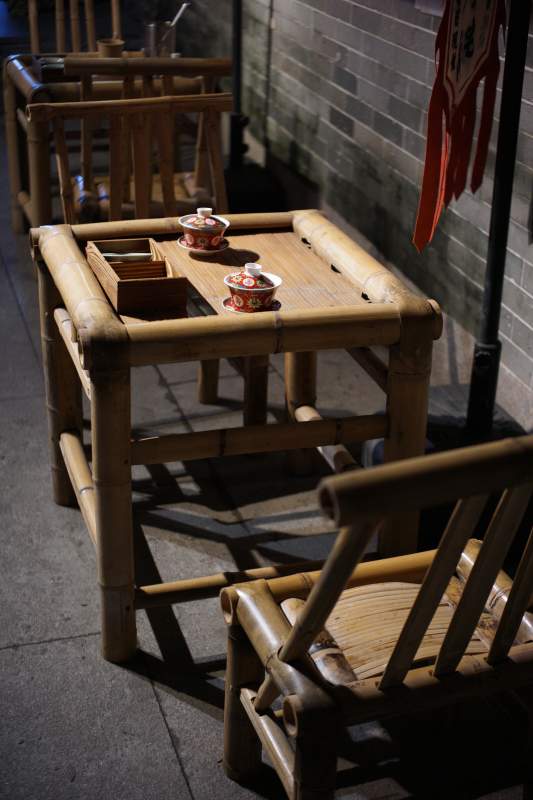 竹桌椅静谧夜景图片