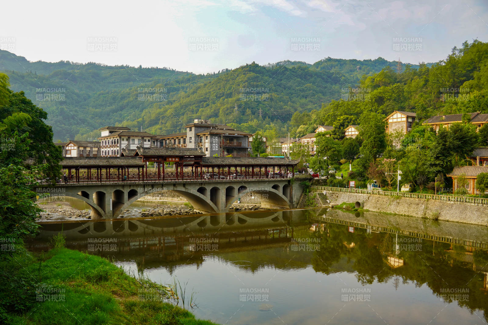 山水古镇桥影廊桥图片