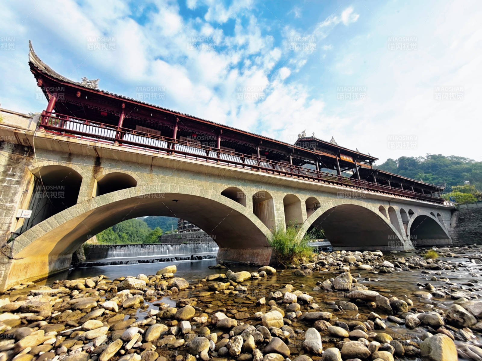 古桥流水石滩廊桥图片