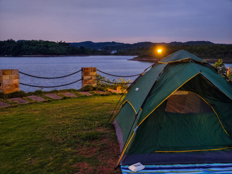 湖畔露营帐篷图片