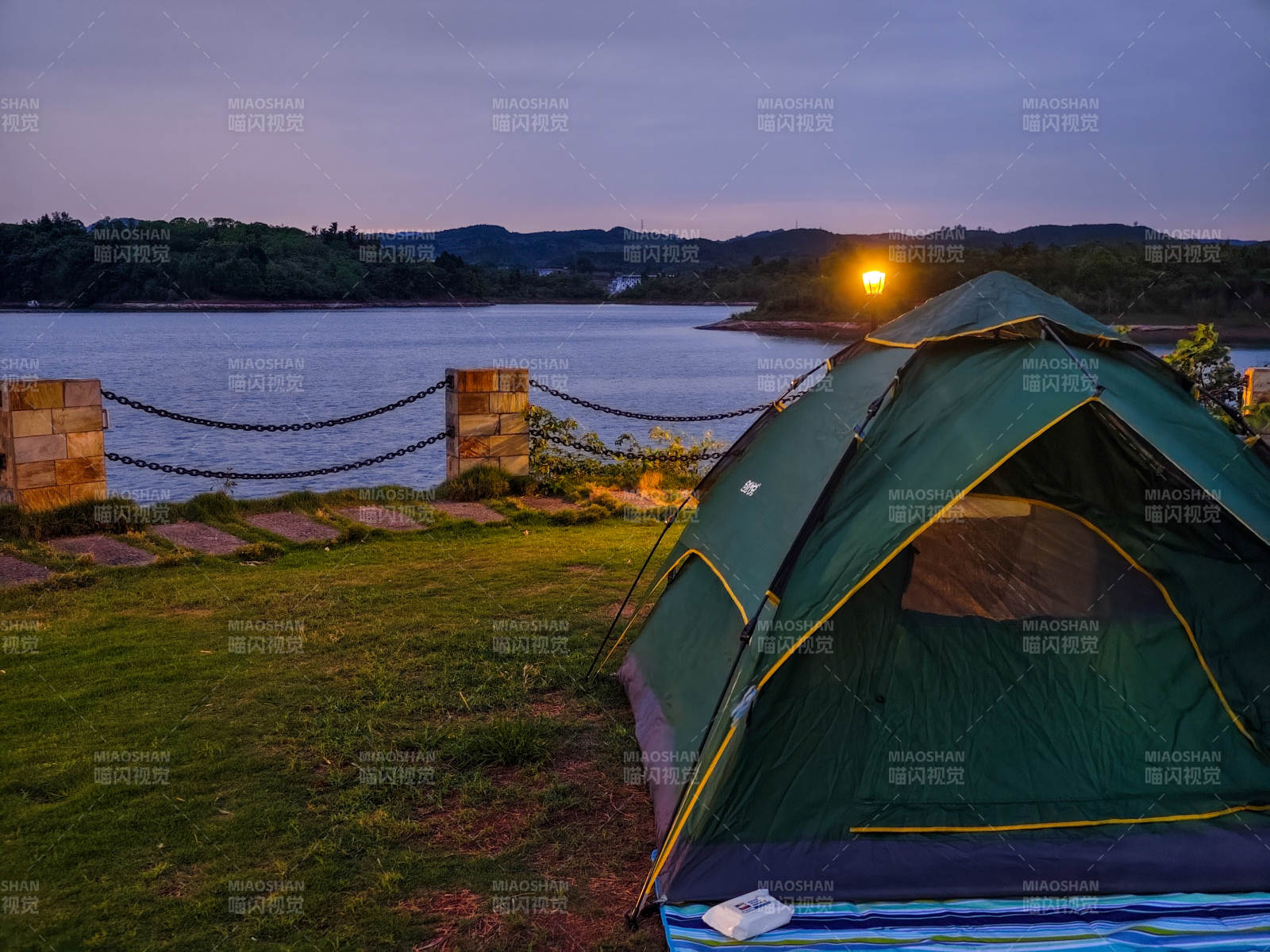 湖畔露营帐篷图片